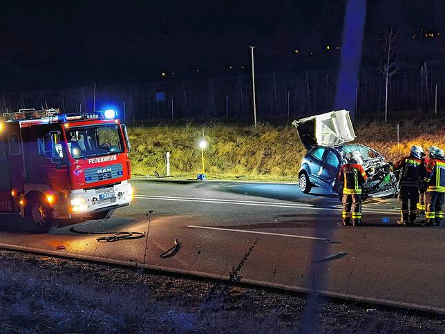 Bei diesem Kleinwagen musste die Feuerwehr zur Bergung der Unfallopfer das Dach aufschneiden.