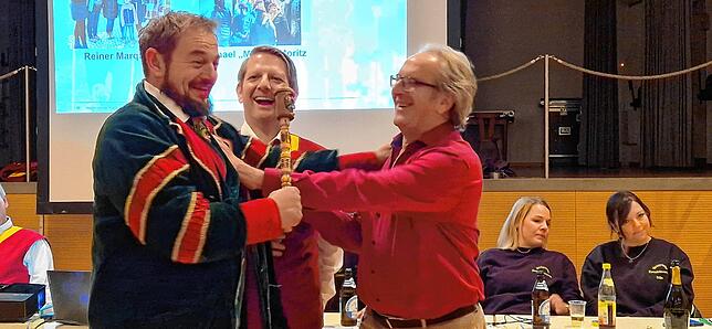 Der bisherige Narrenvater Markus II. (links) übergibt während der Generalversammlung sein Zepter unter Beisein des Vorsitzenden Daniel ...