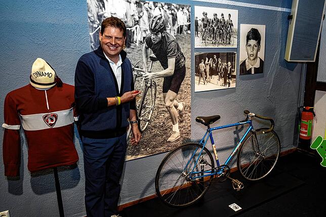 Jan Ullrich vor seinem Rennrad mit dem er 1987 in Leipzig DDR-Meister im Vierermannschaftsfahren über 2000 Meter wurde.