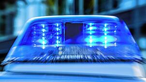 Das Blaulicht an einem Polizeiwagen ist eingeschaltet. (Symbolbild)