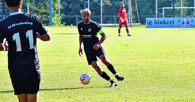 Kapitän geht voran: Abdel Amin Bouhouch brachte den SV 08 Laufenburg II beim FC Tiengen 08 II mit 2:1 in Führung. Danach erhöhte Vasile ...