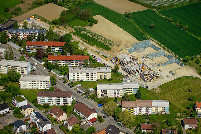 Rund 170 Wohnungen entstehen derzeit beim Bauprojekt der Baugenossenschaft Überlingen (BGÜ) am Hildegardring. Die Topografie des ...