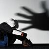 ARCHIV &ndash; ILLUSTRATION &ndash; Ein Mädchen sitzt am 14.09.2011 vor einer Wand in Hannover, auf der der Schatten einer Hand groß zu ...