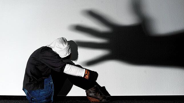 ARCHIV &ndash; ILLUSTRATION &ndash; Ein Mädchen sitzt am 14.09.2011 vor einer Wand in Hannover, auf der der Schatten einer Hand groß zu ...