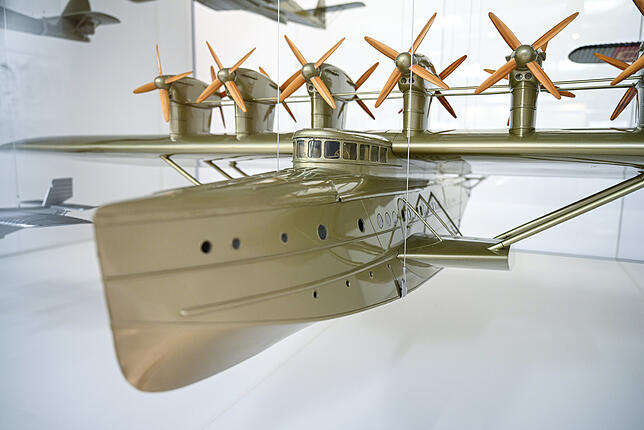 Ein Blechmodell des Flugboots Do X ist in einer Vitirne im Dornier-Museum ausgestellt.