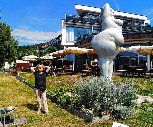 Die üppig-weibliche Yolanda-Skulptur der Bildhauerin Miriam Lenk gefällt der Aachenerin so gut, dass sie sich für ein Foto dazugesellt.