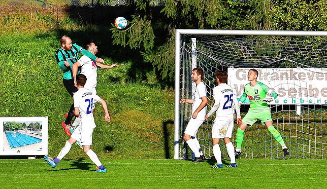 Bild 3: FC Zell übernimmt mit dem 2:1 beim FC Erzingen die Tabellenführung &ndash; und wir haben die Bilder!