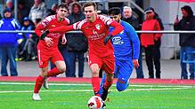 Offensiver Innenverteidiger: Timon Baumgärtner (Mitte) hat beim FC Schlüchttal schon alles gespielt. Mittlerweile steht der 25-Jährige ...