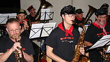 Fröhlichkeit, die ansteckt: die Seetal-Musikanten als Dampflock-Heizer beim Musikerball.