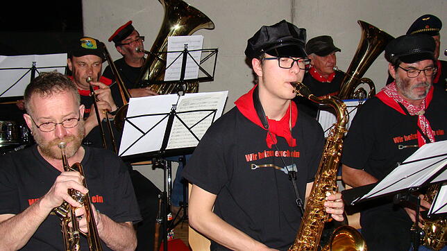 Fröhlichkeit, die ansteckt: die Seetal-Musikanten als Dampflock-Heizer beim Musikerball.