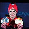 Anna-Lena Forster aus Radolfzell-Stahringen präsentiert ihre zwei Silber- und zwei Goldmedaillen.
