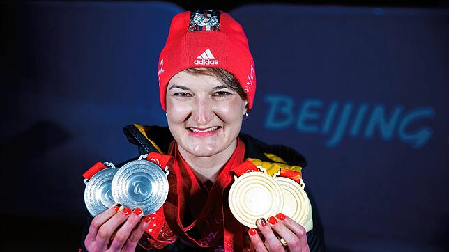 Anna-Lena Forster aus Radolfzell-Stahringen präsentiert ihre zwei Silber- und zwei Goldmedaillen.