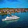 Ein Schiff der Weißen Flotte vor Hagnau &ndash; auch bei Schifffahrten können Einheimische mit bestimmten Karten Geld sparen.