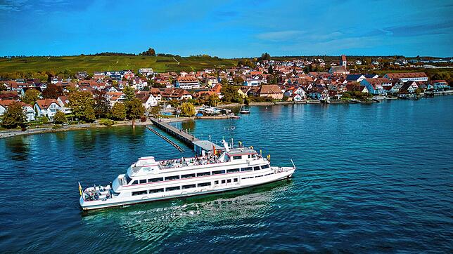 Ein Schiff der Weißen Flotte vor Hagnau &ndash; auch bei Schifffahrten können Einheimische mit bestimmten Karten Geld sparen.