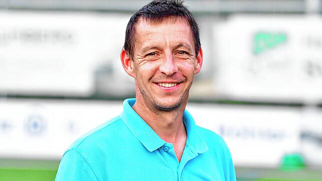 Gut gelaunt: Holger Kostenbader (50) trainiert in seiner zweiten Saison den SV Eggingen, der souveräner Spitzenreiter der Kreisliga B-4 ist.