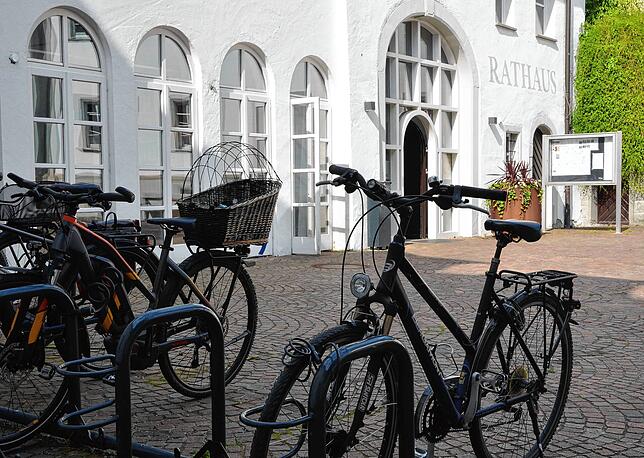 Bequeme Abstellmöglichkeiten für Räder gibt es immer mehr in Markdorf, wie hier im Innenhof des Bischofschlosses.