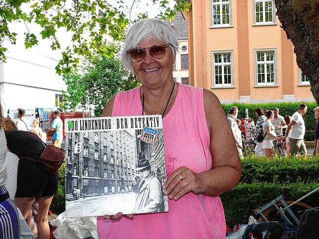 Beatrix Weber zeigt eine Platte von Udo Lindenberg. Sie kommt jetzt weg. Treuer Fan bleibt sie aber immer noch
