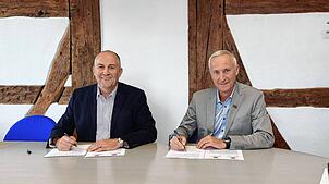 Bürgermeister Maik Lehn (links) und Bürgermeister Ewald Hoffmann beim Unterzeichnen des Schreibens. Bild: Gemeindeverwaltung Stetten am ...