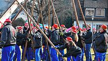 Bild : Narrenbaum in Leimbach – Umzug mit Tradition und Rast