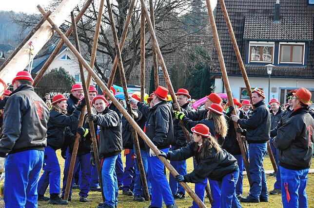 Bild 1: Narrenbaum in Leimbach – Umzug mit Tradition und Rast