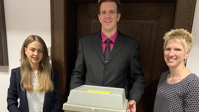 An die Urne, fertig, los! Sabrina Diewald, Wahllleiter Stefan Schmitz und Simone Oßwald bilden das Wehrer Wahlteam für die Europa- und ...