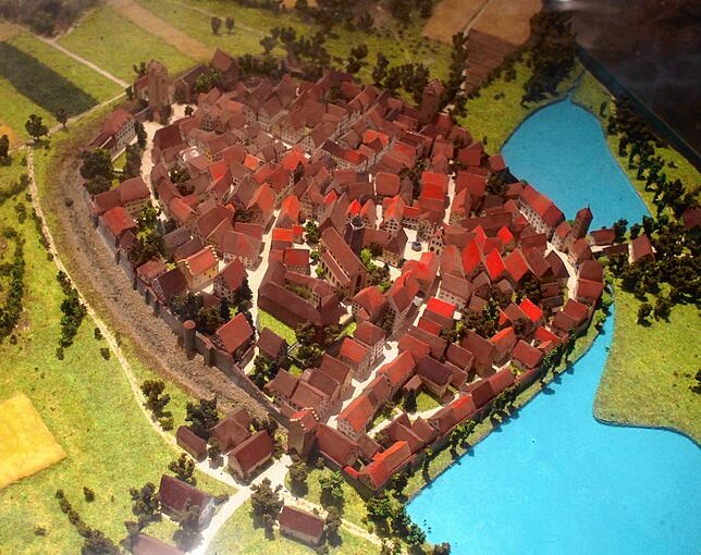 So sah Pfullendorf um 1816 aus. Da standen noch alle vier Stadttore. Das Modell steht im Stadtmuseum im Untergeschoss des 700-jährigen ...