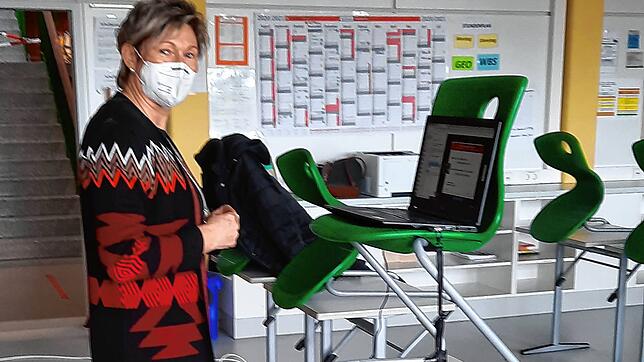 Anita Baltensperger bei einer Online Berufsorientierungsveranstaltung in der Schule.