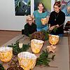 Sandra Storz, Yvonne Hartusch und Elisabeth Paul (von links) bereiten den Adventskalender aus Lichtern vor, der nun am Fenster des ...