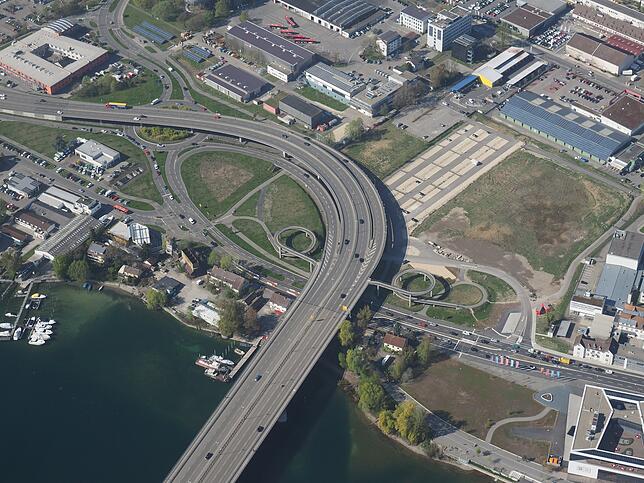 Und das ist der vorgesehene Bauplatz: Die Stadt kann die westliche Hälfte des linsenförmigen Grundstücks an der Schänzlebrücke kaufen. ...