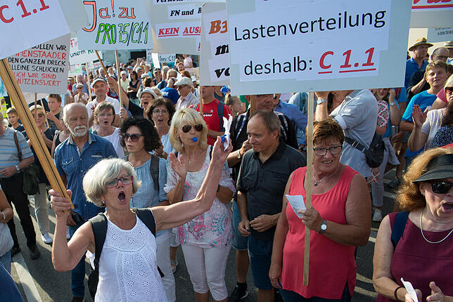 Lautstark für die Variante C1.1. setzten sich diese Immenstaader in Hagnau ein.