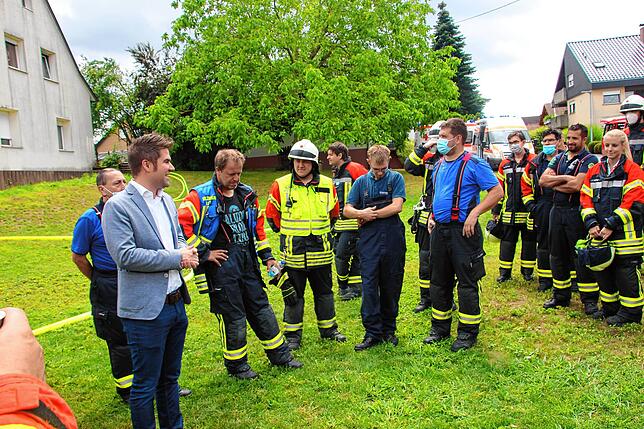 Der Hilzinger Bürgermeister Holger Mayer bedankt sich für den guten Einsatz der Feuerwehrleute von Hilzingen und den Abteilungen sowie ...