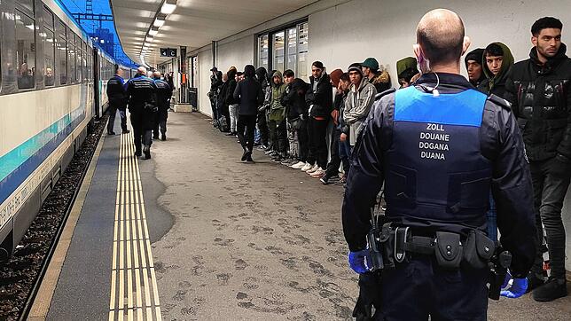 Beamte des Schweizer Bundesamts für Zoll und Grenzsicherheit kontrollieren jeden Morgen um sieben Uhr den Nachtzug aus Wien. Illegal ...