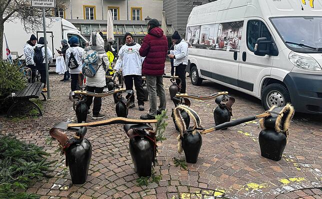 Auch die Freiheitstrychler aus der Schweiz machen sich auf dem Konstanzer Fischmarkt mit ihren Kuhglocken für die Demo auf der ...