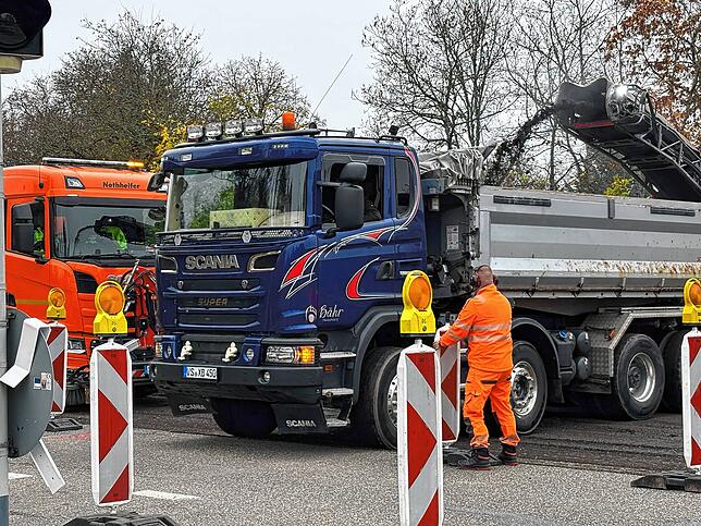 Der abgefräste Straßenbelag landet direkt im Lastwagen.