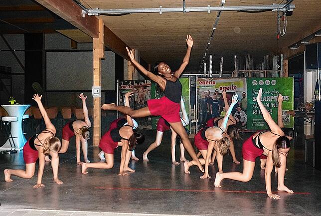 Die amerikanische Tanzgruppe „Ambassadors in Leotards“ bei ihrem Auftritt beim Energiefest von enerix in Lauchringen. Bild: Ursula Freudig