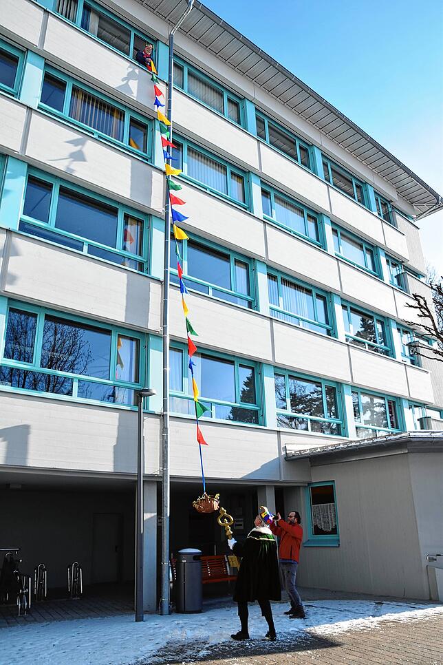 Bild 12: Bilder von der Machtübernahme in Stockach: Bürgermeister seilt den Rathausschlüssel ab