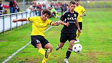 Für Nicolas Grieger vom FC Öhningen-Gaienhofen (links), hier in der Partie gegen den SV Mühlhausen (Manuel Kempter), geht es am ...