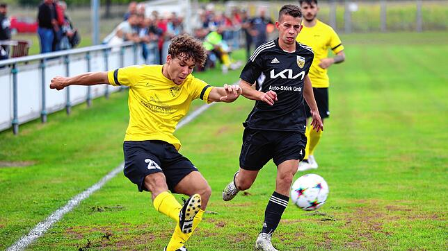 Für Nicolas Grieger vom FC Öhningen-Gaienhofen (links), hier in der Partie gegen den SV Mühlhausen (Manuel Kempter), geht es am ...