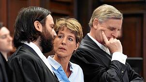 Christina Block, deutsche Gastronomin und Unternehmerin, neben ihren Verteidigern Otmar Kury (r) und Ingo Bott für den Prozessbeginn ...