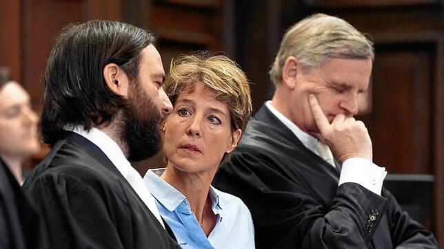 Christina Block, deutsche Gastronomin und Unternehmerin, neben ihren Verteidigern Otmar Kury (r) und Ingo Bott für den Prozessbeginn ...