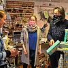 Froh um die Wiederöffnung der Geschäfte: Maskiert, aber nichtsdestotrotz freundlich bedienen Marion und Helmut Schweizer von &bdquo;des ...