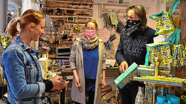 Froh um die Wiederöffnung der Geschäfte: Maskiert, aber nichtsdestotrotz freundlich bedienen Marion und Helmut Schweizer von &bdquo;des ...
