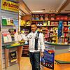 Michael Gronert in seinem Lotto-Geschäft in der Paradiesgasse, welches ab Januar an einen neuen Betreiber übergeht.