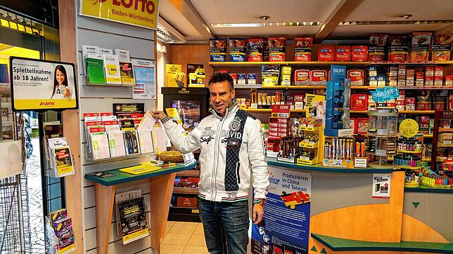 Michael Gronert in seinem Lotto-Geschäft in der Paradiesgasse, welches ab Januar an einen neuen Betreiber übergeht.