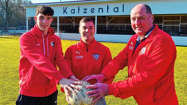 David Schopper (von links), sein älterer Bruder Maximilian und Vater Christian vor der Tribüne im Gottmadinger Katzental.