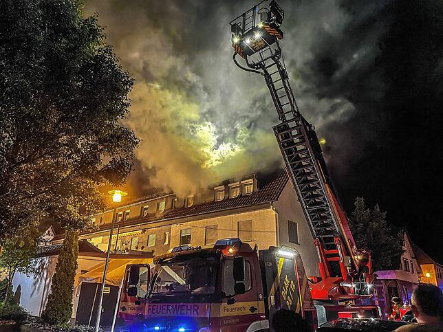Eine Drehleiter der Feuerwehr ist vor einem Mehrfamilienhaus in Renningen (Kreis Böblingen) ausgefahren, das nach einem Blitzeinschlag ...