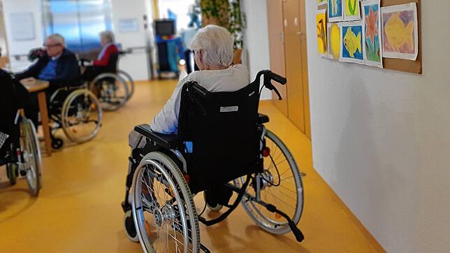 Eine Frau sitzt im Rollstuhl im Seniorenzentrum der Diakonie in Überlingen. Freie Kapazitäten gibt es dort derzeit nicht.