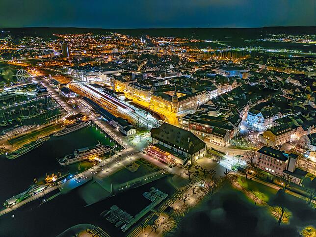 Konstanz strahlt: Die Konzilstadt ist von Achim Mendes Nachtluftbildern bereits abgedeckt. Der Überlinger Fotograf möchte die gesamte ...
