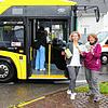 Sabine Giesler, Leiterin der Tourist-Information, und Wanderführer Sylvia Hartman vor einem der gelben Busse der Linie 200, auf die sich ...
