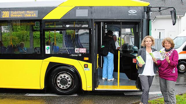 Sabine Giesler, Leiterin der Tourist-Information, und Wanderführer Sylvia Hartman vor einem der gelben Busse der Linie 200, auf die sich ...